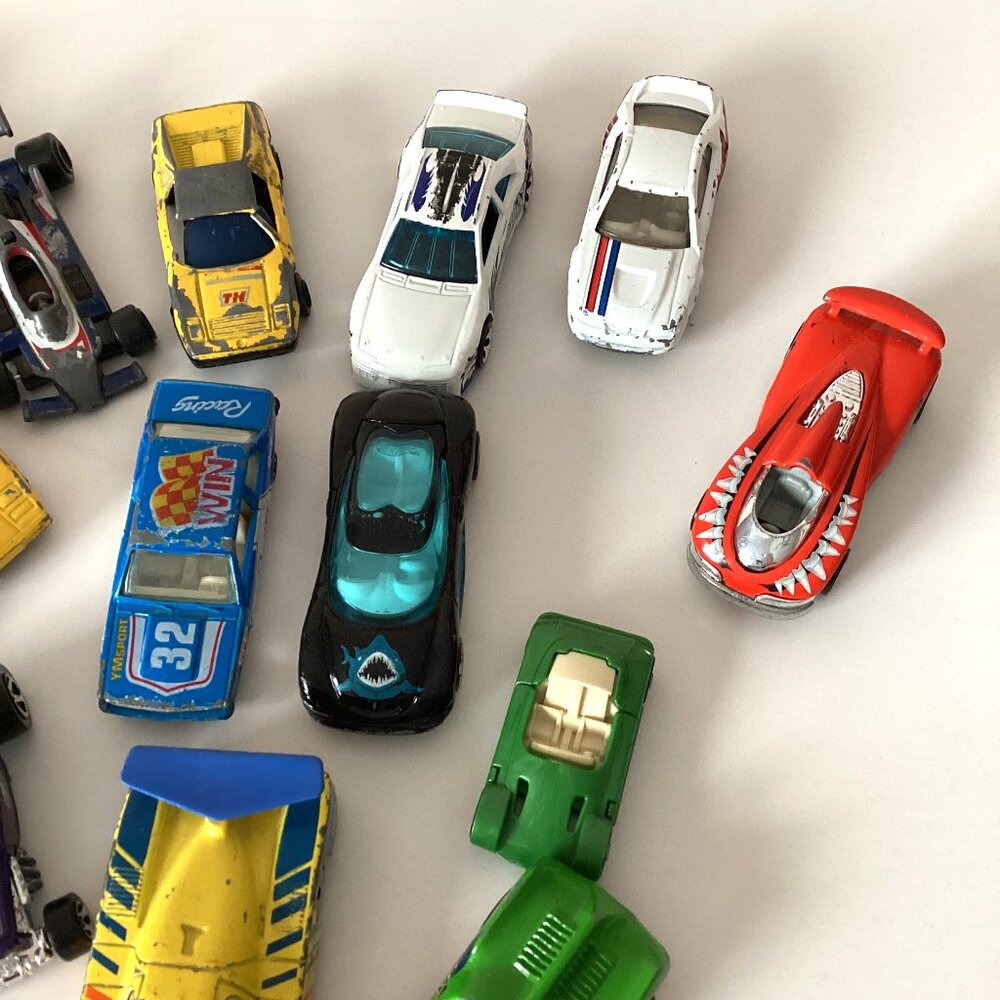 A Lot / Bundle of 14 Assortment of Small Toy Cars Racing Cars Collectables - Picture 3 of 5